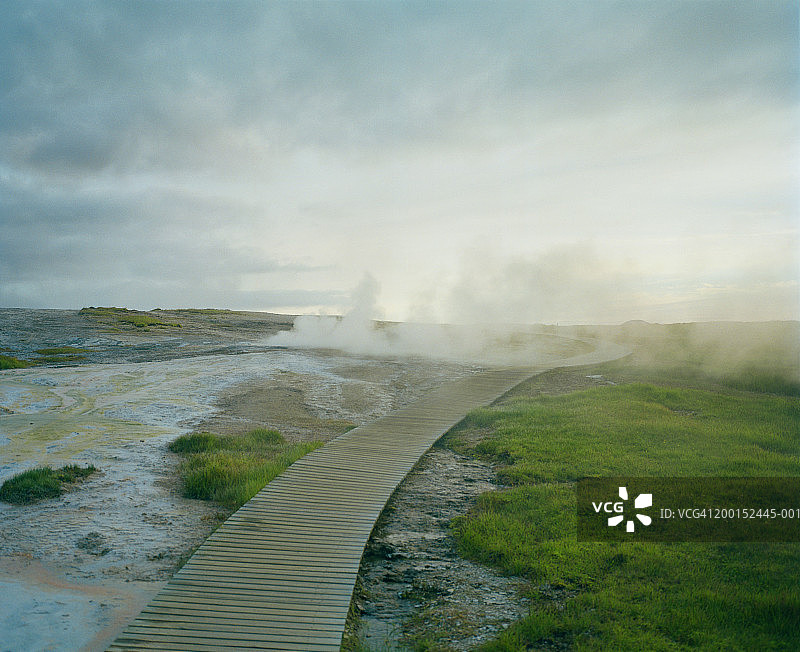 木制走道和间歇泉图片素材