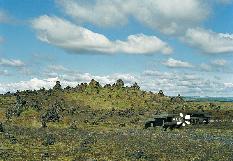 岩石景观上的野餐桌图片素材
