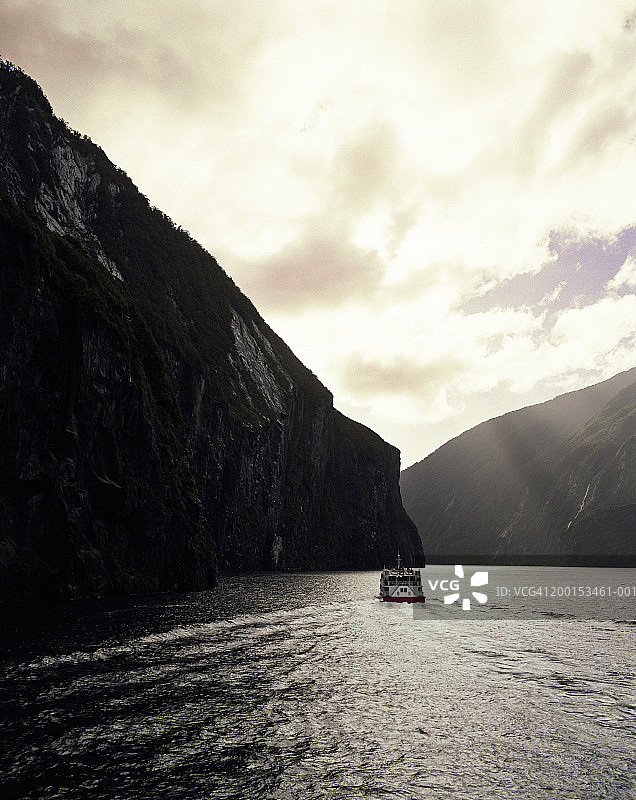 新西兰南岛米尔福德峡湾观光船后视图图片素材