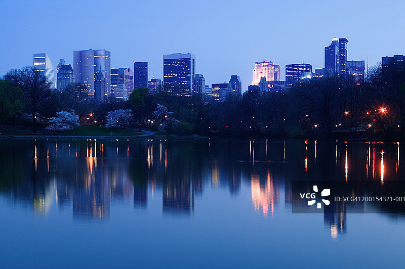 美国纽约市中央公园湖：黄昏春景图片素材