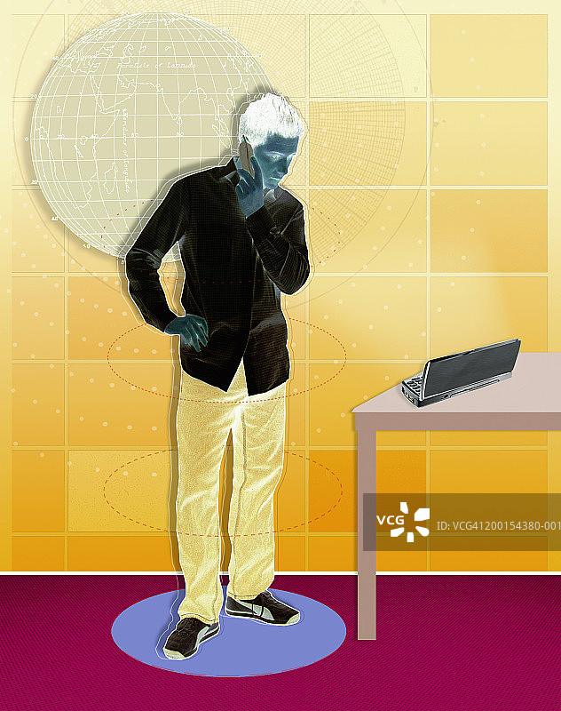 看着桌上的笔记本电脑使用手机的男人图片素材