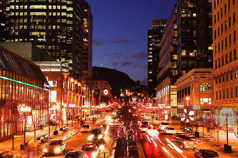 加拿大魁北克省蒙特利尔麦吉尔学院大道黄昏夜景图片素材