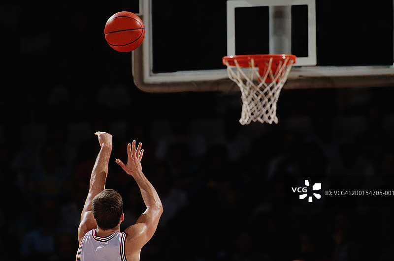 篮球运动员罚球线投篮（后视图）图片素材