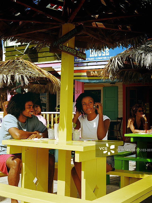 情侣在户外餐厅的餐桌旁图片素材