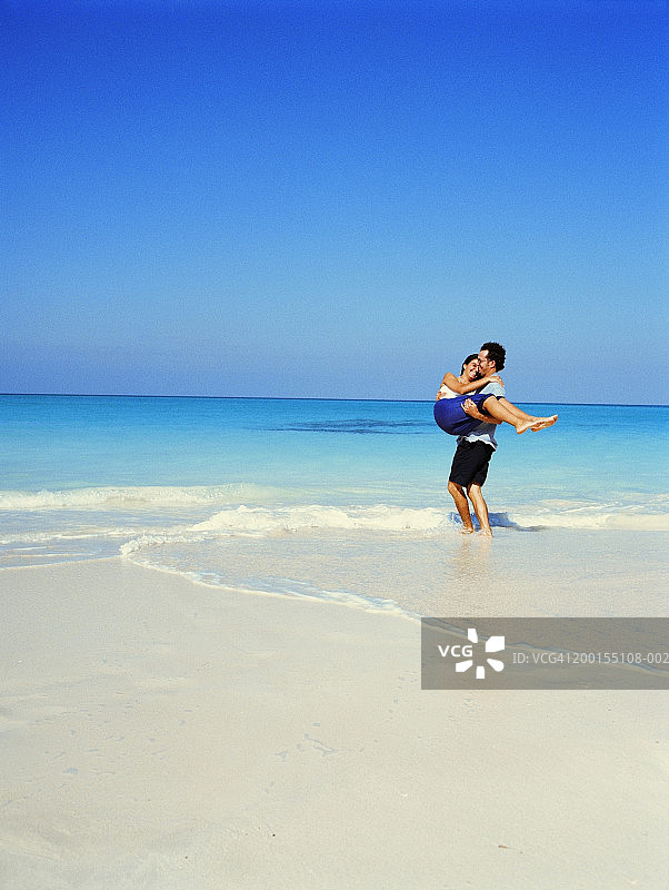 男人在海中举起女人图片素材