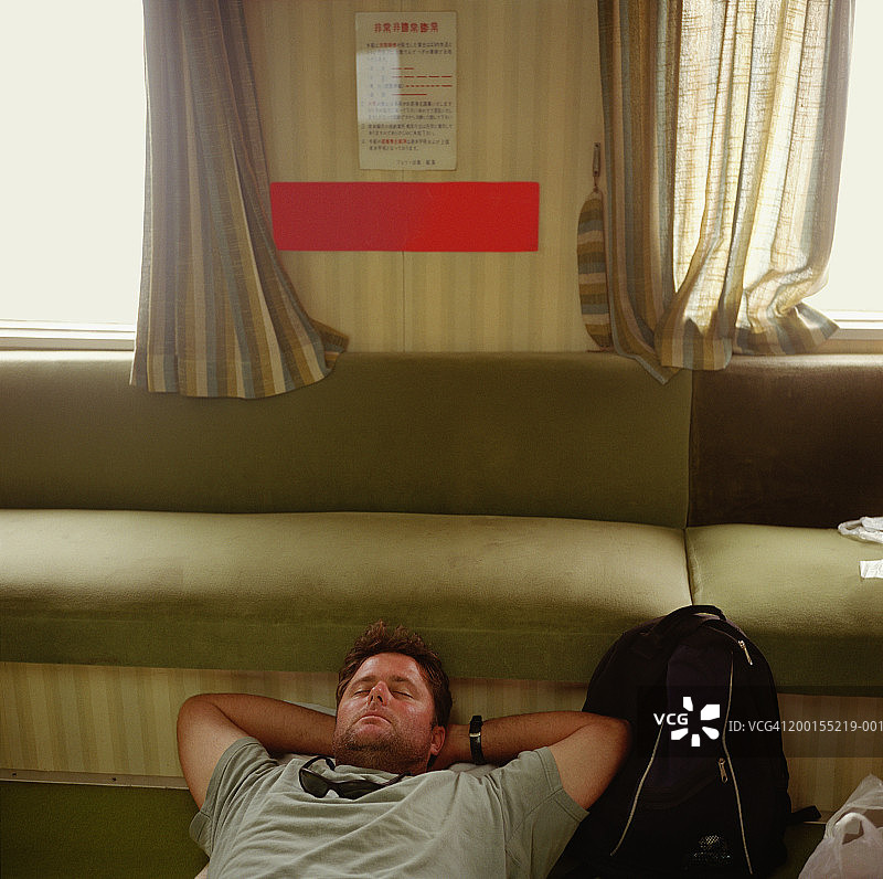 男人在渡轮上小睡图片素材