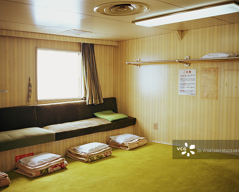 带卧具的渡轮内部图片素材