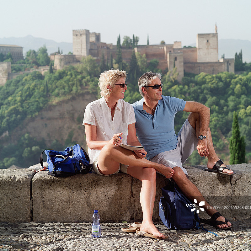 中年夫妇在石墙上休息图片素材