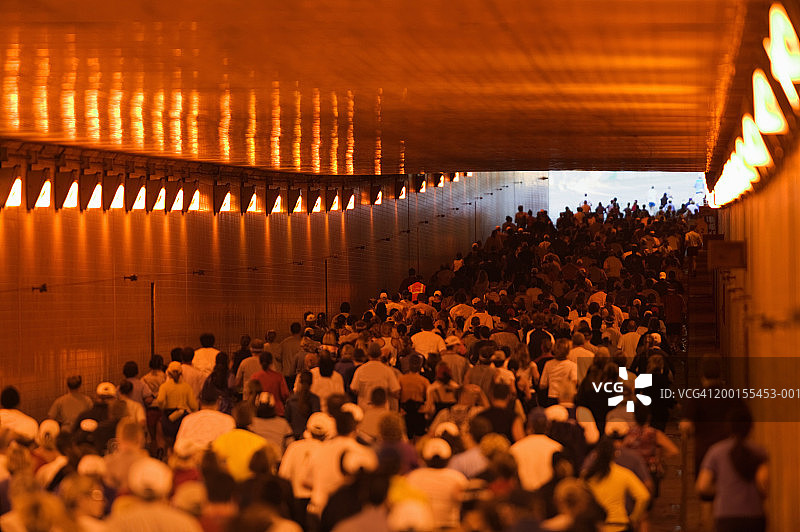 公路赛中穿过隧道的赛跑者（后视图）图片素材
