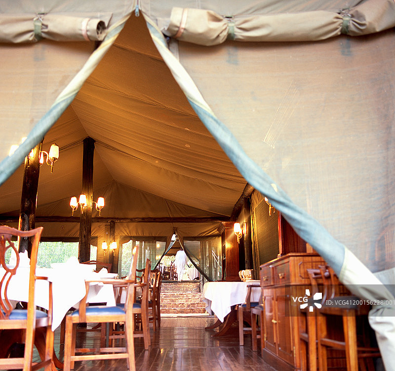 非洲坦桑尼亚阿鲁沙国家公园酒店的正式餐厅帐篷图片素材