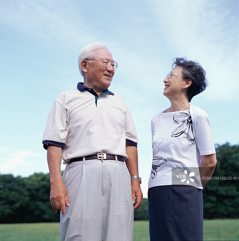 老年夫妇在公园里面对面图片素材