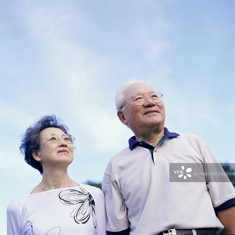 老年夫妇在公园图片素材