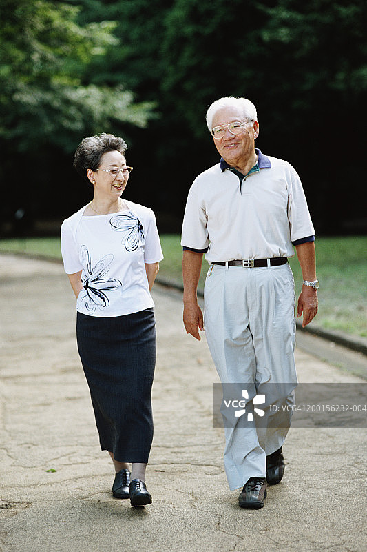 老年夫妇在公园里散步图片素材