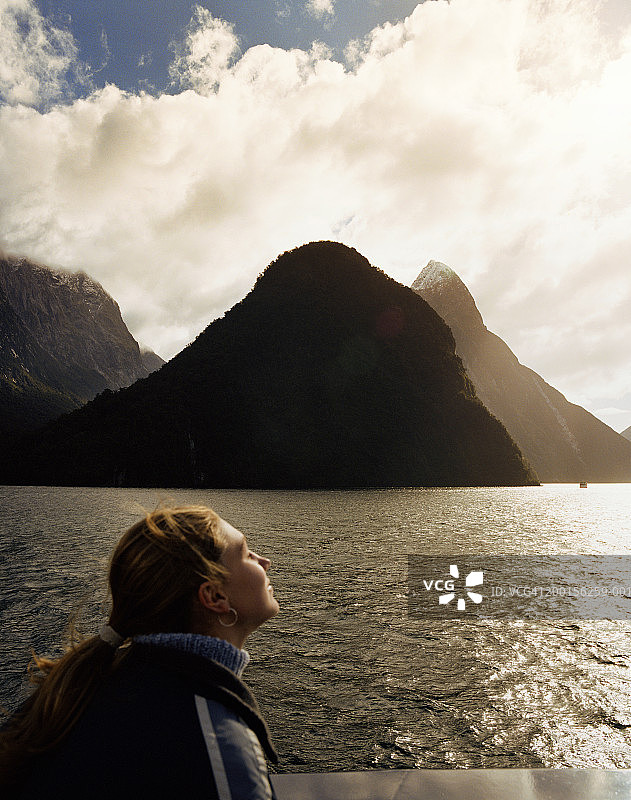 新西兰米尔福德峡湾：船上的少女（15-17岁）图片素材