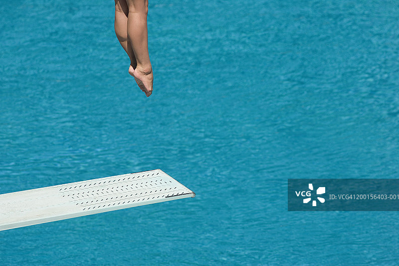 跳板上的女潜水员（局部）图片素材