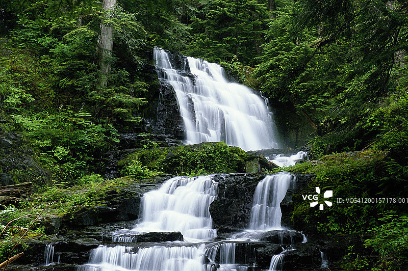 美国华盛顿州贝克山-斯诺夸尔米国家森林的瀑布图片素材