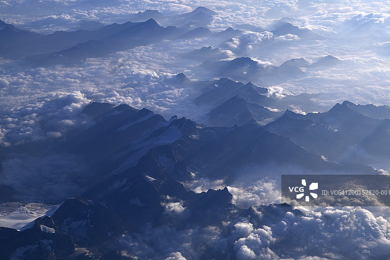 阿尔卑斯山脉上空的云彩航拍图片素材