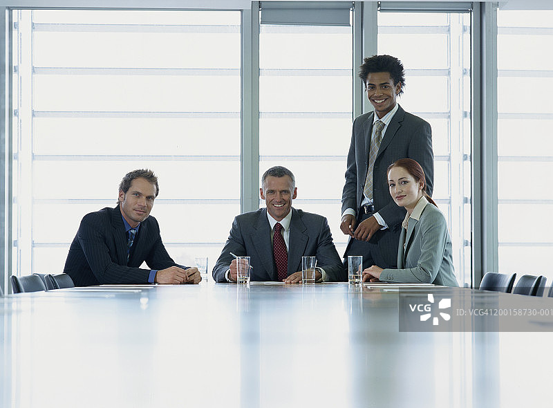 会议室里微笑的四位商业伙伴肖像图片素材