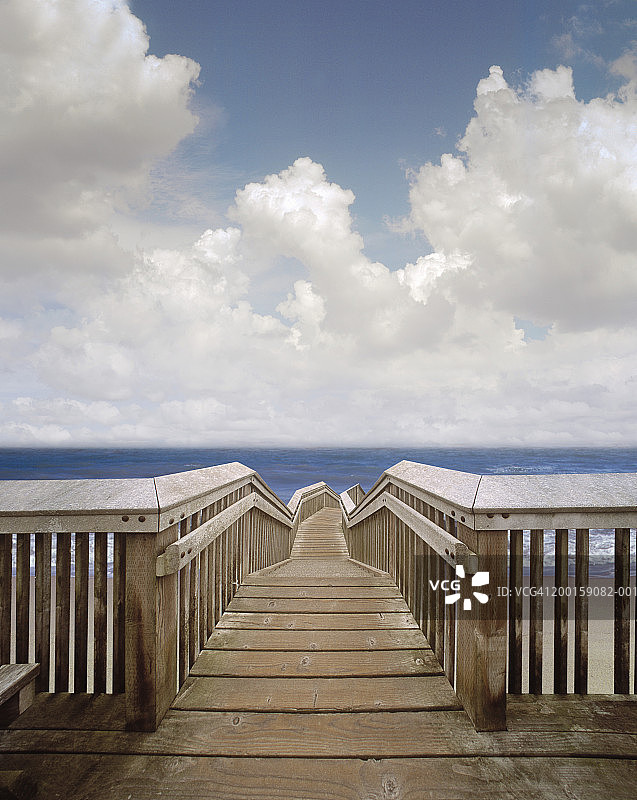 通往海洋的木板路图片素材