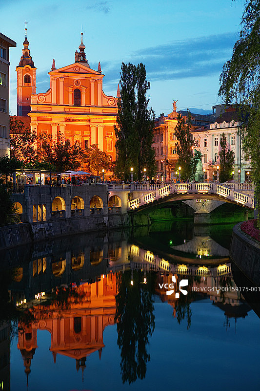 斯洛文尼亚卢布尔雅那报喜圣方济各教堂与河流图片素材