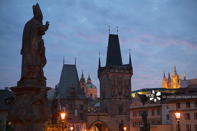 捷克共和国布拉格小城区：门楼与雕像，黄昏时分图片素材