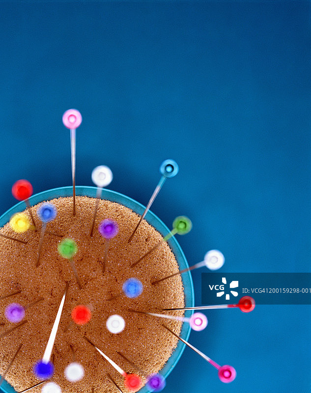 针垫中的图钉俯视图（聚焦针垫）图片素材