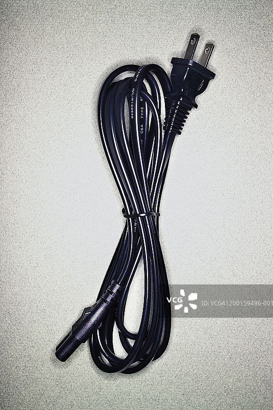 带双脚插头的捆绑电缆线圈俯视图图片素材