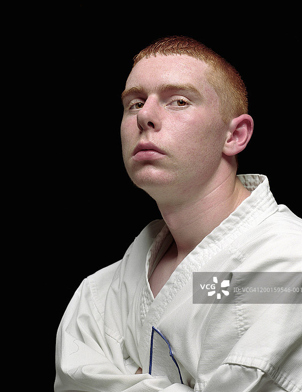 年轻男人穿道服抱臂肖像特写图片素材