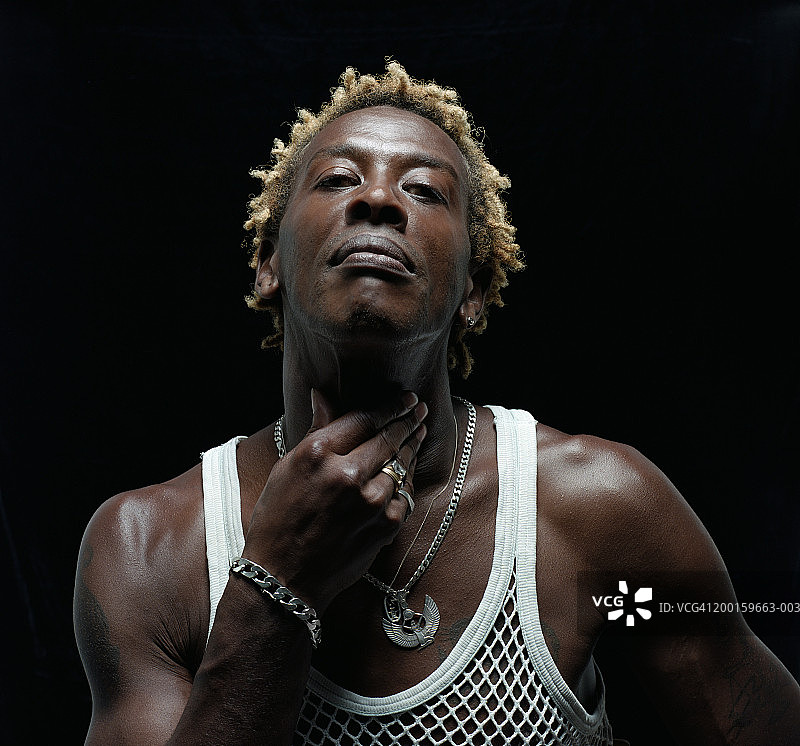 男子触摸喉咙，肖像图片素材