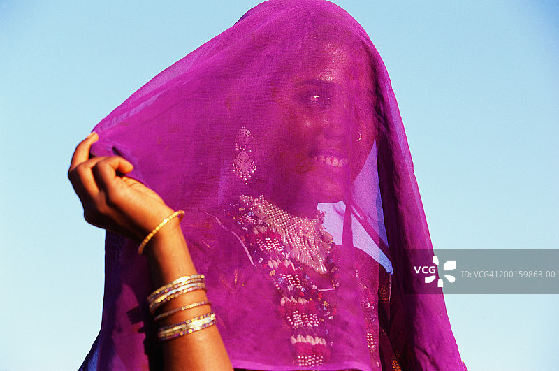 户外戴面纱的女人特写图片素材