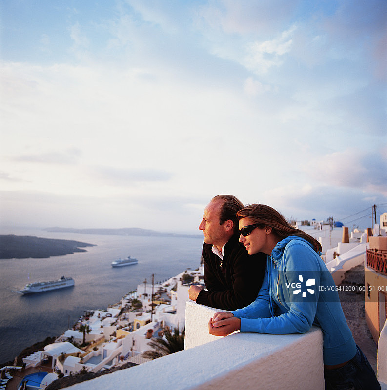 希腊圣托里尼岛锡拉，俯瞰海洋的情侣图片素材