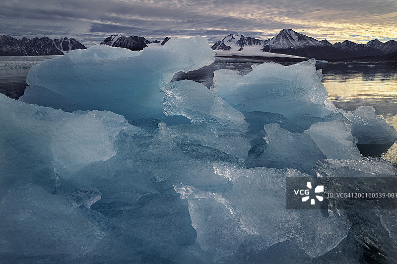 挪威斯瓦尔巴群岛：斯匹次卑尔根岛，利利 hook 冰川，冰山图片素材