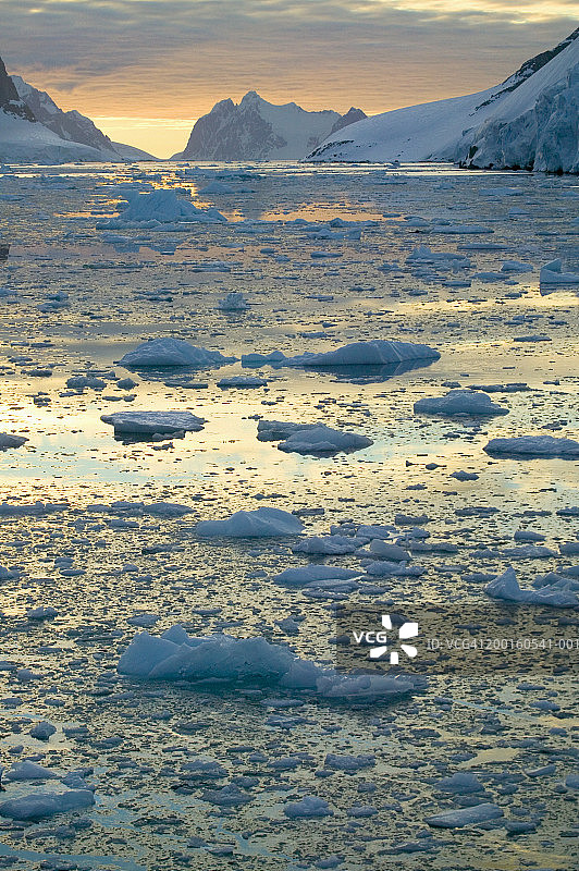 南极洲佩尔蒂埃海峡海中浮冰图片素材