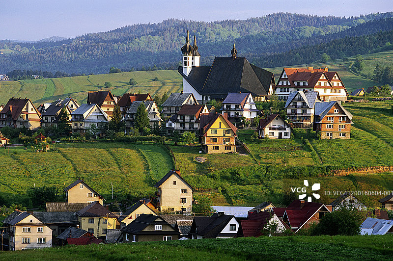 波兰塔特拉山脉：克鲁什科夫采镇和教堂的清晨景色图片素材