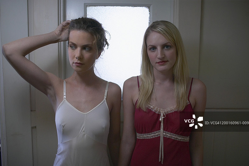 两名女性穿着衬裙并排站立图片素材