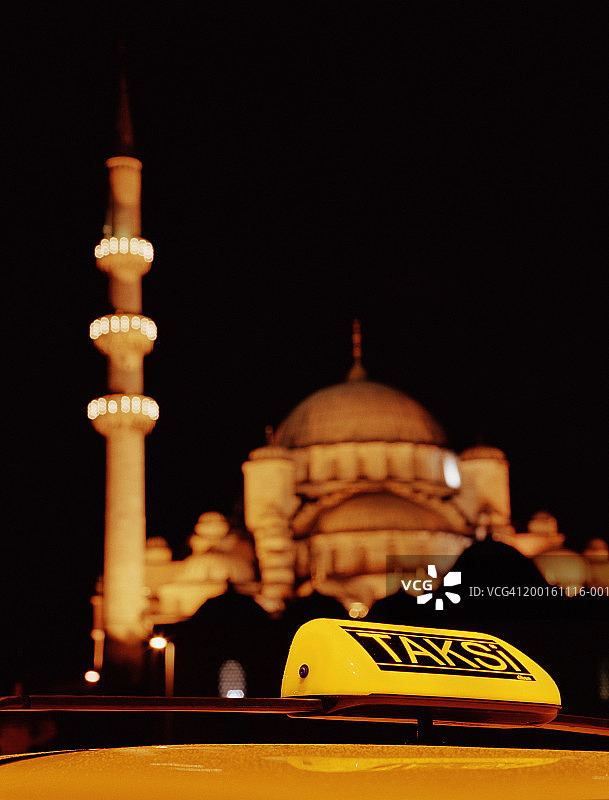 土耳其伊斯坦布尔耶尼清真寺出租车夜景图片素材