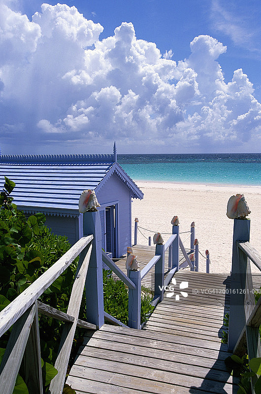 通往海滩的木制台阶图片素材