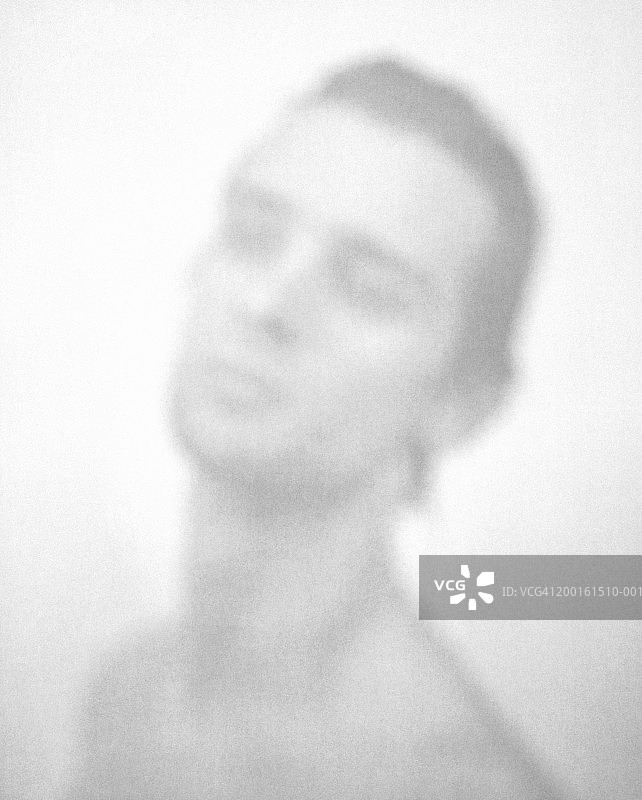 闭着眼睛的年轻男人，特写（黑白，散焦）图片素材