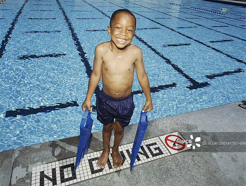 戴着脚蹼的男孩（4-6岁）肖像图片素材