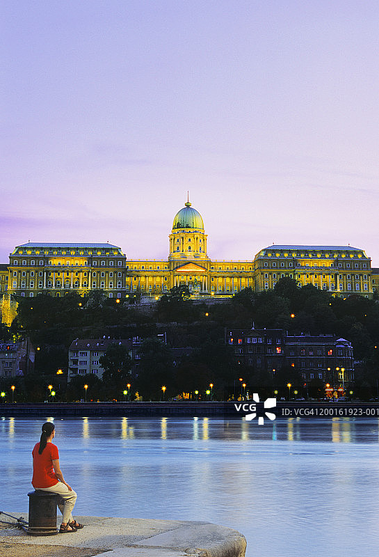 匈牙利布达佩斯皇宫多瑙河夜景图片素材