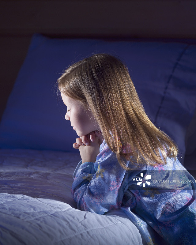 跪在床边祈祷的女孩（5-7岁），侧视图图片素材
