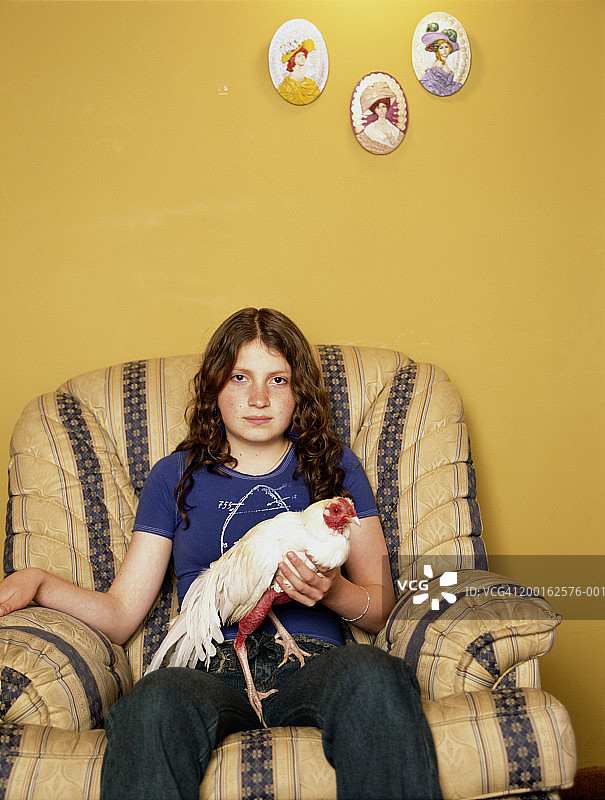 手拿小鸡的少女（12-14岁）图片素材