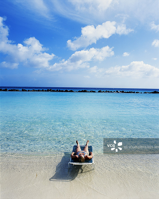 背风荷属安的列斯群岛阿鲁巴热带海滩上的女人图片素材