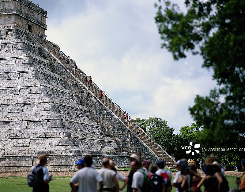 墨西哥尤卡坦奇琴伊察，游客在埃尔卡斯蒂略图片素材