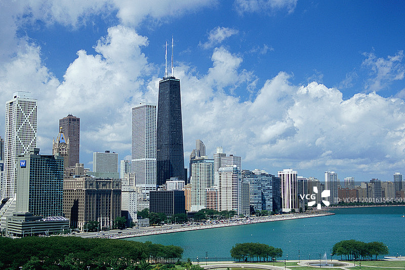 美国伊利诺伊州芝加哥：城市天际线和密歇根湖鸟瞰图图片素材