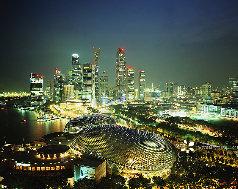新加坡夜间天际线和滨海艺术中心图片素材