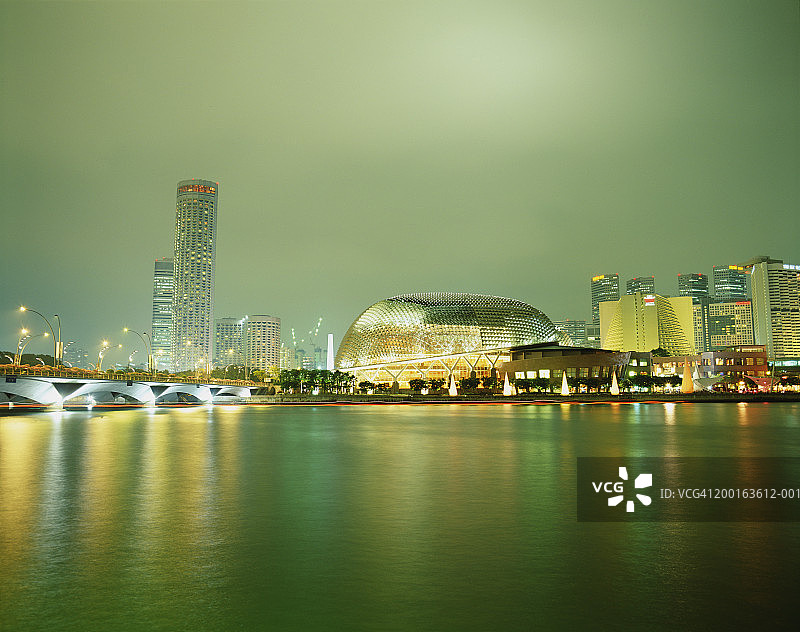 新加坡河与滨海艺术中心夜景图片素材
