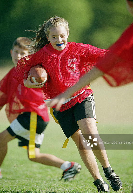 玩橄榄球的儿童（9-11岁）（动态模糊）图片素材