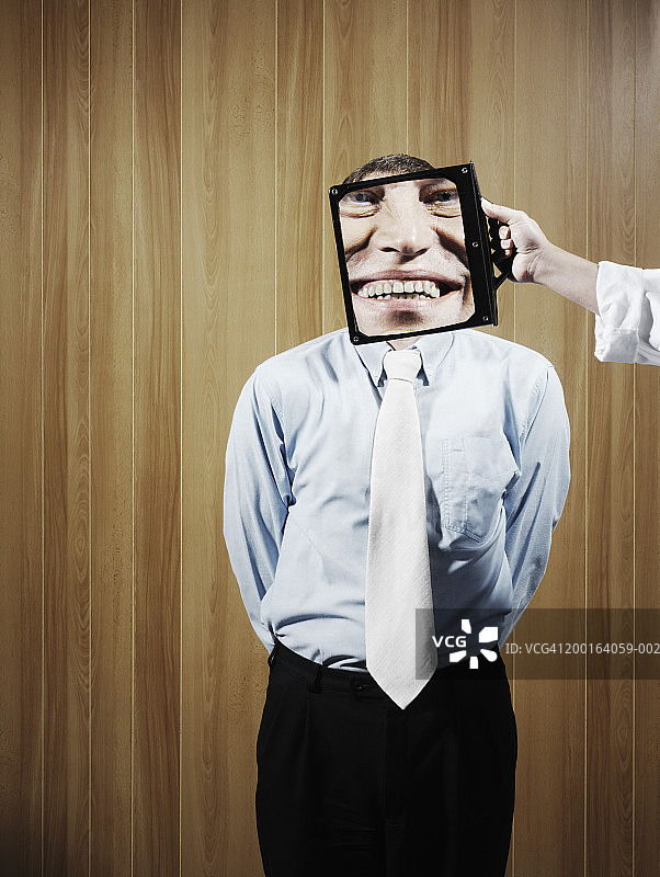 手持放大镜观察微笑的男人肖像图片素材