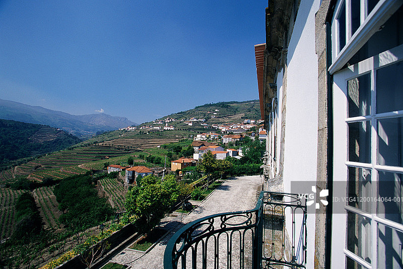 葡萄牙米尼奥梅桑弗里奥山坡葡萄园阳台景观图片素材